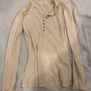 Whit long sleeve shirt.